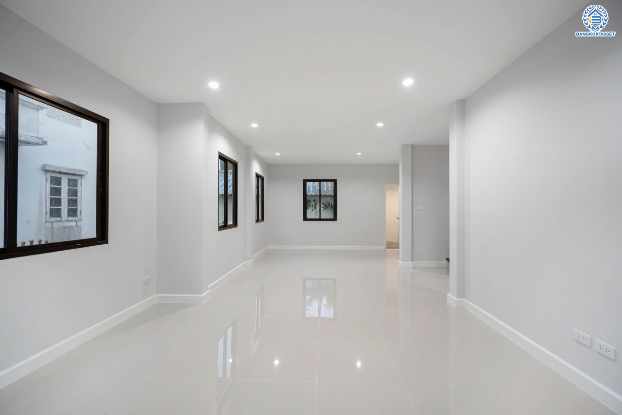 บ้านมือสองตกแต่งใหม่ ม.วรารมย์ เพชรเกษม81 แบรนด์ Q.House รองรับทุกความสุข เนื้อที่ 54 ตร.ว. ฟังก์ชัน 3 ห้องนอน 2 ห้องน้ำ 1 ห้องอเนกประสงค์ จอดรถได้ 1 คัน บนทำเลใกล้ The Mall บางแค และเชื่อมต่อ ถ.พุทธมณฑลสาย4 และ ถ.กาญจนาฯ